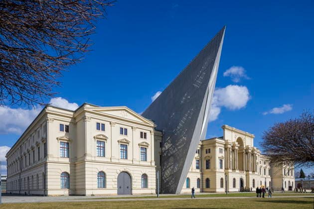 Militärhistorisches Museum der Bundeswehr Das Museum wurde nach Plänen von Daniel Libeskind umgebaut. In der Form eines Keils hatten die britischen Bomberverbände im Februar 1945 die Altstadt Dresdens angeflogen. Dresden Sachsen Deutschland
