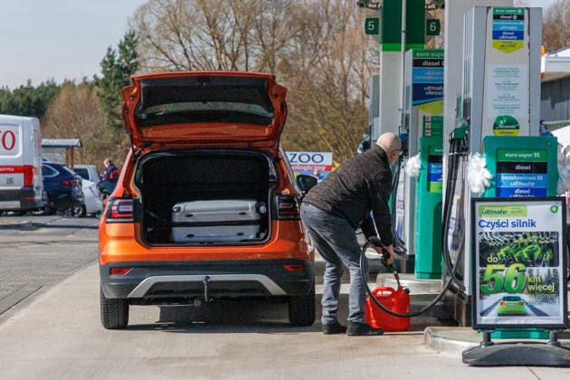 13.03.2026 - Deutsche Bürger tanken in Polen Kraftstoff in ihr Fahrzeug, weil die Preise pro Liter in Deutschland über zwei Euro liegen. Ein Kanister wird mit Kraftstoff betankt Dobra Lubieszyn Westvorpommern Polen