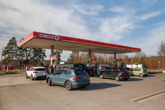 13.03.2026 - Deutsche Bürger tanken in Polen Kraftstoff in ihr Fahrzeug, weil die Preise pro Liter in Deutschland über zwei Euro liegen - Dobra Lubieszyn Westvorpommern Polen