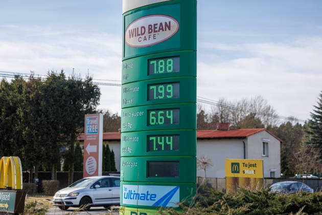 13.03.2026 - Deutsche Bürger tanken in Polen Kraftstoff in ihr Fahrzeug, weil die Preise pro Liter in Deutschland über zwei Euro liegen. Preistafel Dobra Lubieszyn Westvorpommern Polen