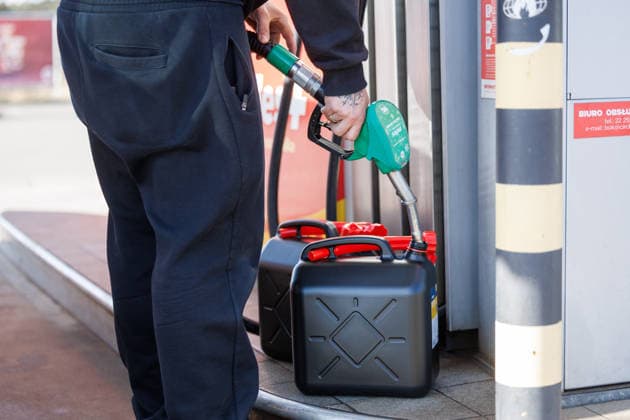 13.03.2026 - Deutsche Bürger tanken in Polen Kraftstoff in ihr Fahrzeug, weil die Preise pro Liter in Deutschland über zwei Euro liegen. Ein Kanister wird mit Kraftstoff betankt Dobra Lubieszyn Westvorpommern Polen