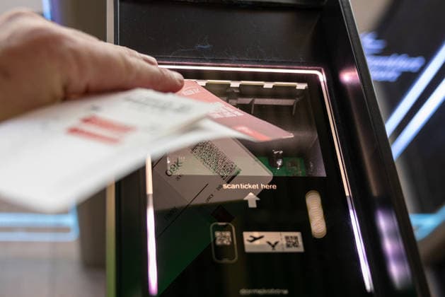 Probebetrieb im neuen Terminal 3 am Flughafen Frankfurt, Frankfurt, 10.03.2026 Hand hält Bordkarte und Reisedokument vor Scanner am Flughafen-Gate beim Self-Boarding. Nahaufnahme eines automatisierten Boarding-Prozesses im Terminal vor dem Einstieg in einen Flug Frankfurt Rhein-Main Flughafen Hessen Deutschland