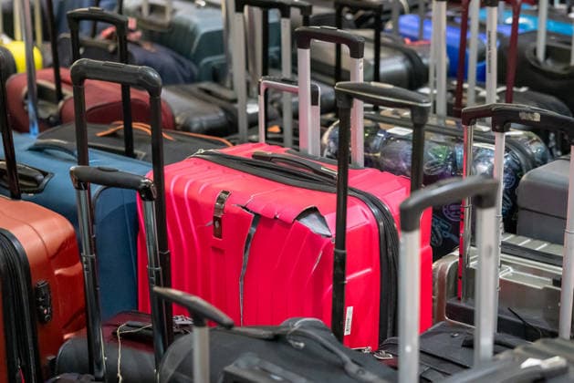 Probebetrieb im neuen Terminal 3 am Flughafen Frankfurt, Frankfurt, 10.03.2026 Mehrere Rollkoffer stehen in einem Gepäckbereich, darunter ein beschädigter roter Hartschalenkoffer mit deutlichem Riss. Symbolbild für Reisegepäck, Gepäckschaden, Gepäckabfertigung, Flugreise, Reklamation und Ansprüche von Passagieren bei beschädigtem Koffer Frankfurt Rhein-Main Flughafen Hessen Deutschland