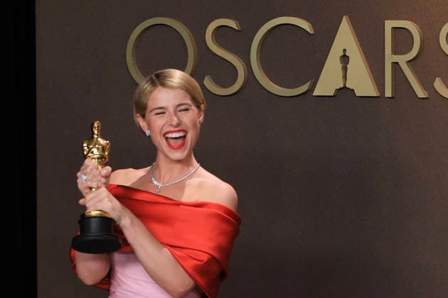 Jessie Buckley poses with the Best Actress award for Hamnet at the 98th Academy Awards ceremony in Los Angeles, USA March 15, 2026. 98th Academy Awards !ACHTUNG: NUR REDAKTIONELLE NUTZUNG!  Copyright: xArmandoxArorizox AME4421 20260316-55019712288_1
