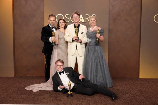 98th Oscars, Academy Awards Radovan Sibrt, Alzbeta Karaskova, David Borenstein, Pavel Talankin, and Helle Faber pose backstage with the Oscar for Documentary Feature Film during the live ABC Telecast of the 98th Oscars at Dolby Theatre at Ovation Hollywood on Sunday, March 15, 2026., Credit:Etienne Laurent The Academy Avalon United States of America, CA, Hollywood, Dolby Theater Copyright: xEtiennexLaurentx xThexAcademyx xAvalonx 1083383336