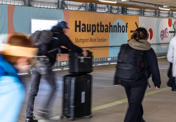 Weite Wege für Reisende. Durch Bauarbeiten am Hauptbahnhof Stuttgart müssen Fahrgäste lange Umwege in Kauf nehmen. Kritiker spotten über den Fernwanderweg am Bahnhof. 13.03.2026, Stuttgart, Baden-Württemberg, Deutschland