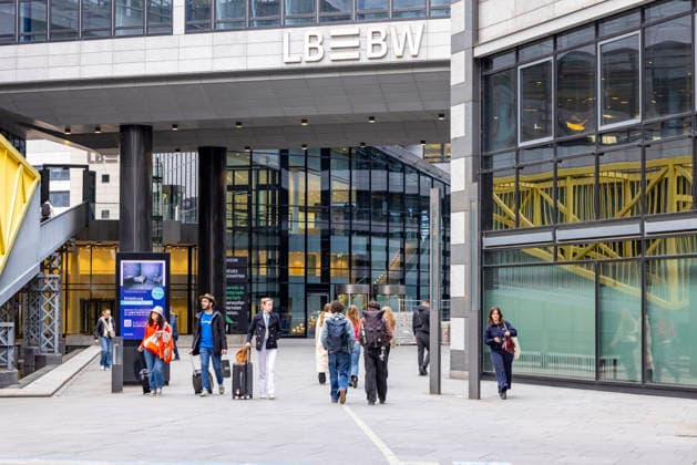 Weite Wege für Reisende. Durch Bauarbeiten am Hauptbahnhof Stuttgart müssen Fahrgäste lange Umwege in Kauf nehmen. Kritiker spotten über den Fernwanderweg am Bahnhof. Er fürht durch das Bankgebäude der LBBW. 13.03.2026, Stuttgart, Baden-Württemberg, Deutschland