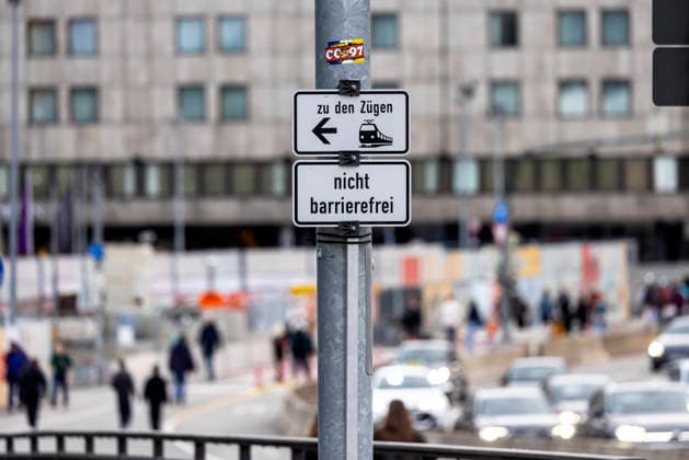Weite Wege für Reisende. Durch Bauarbeiten am Hauptbahnhof Stuttgart müssen Fahrgäste lange Umwege in Kauf nehmen. Kritiker spotten über den Fernwanderweg am Bahnhof. 13.03.2026, Stuttgart, Baden-Württemberg, Deutschland
