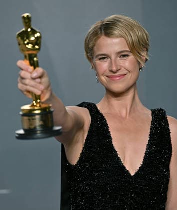 Jessie Buckley holds up her Best Actress Oscar as she arrives for the Vanity Fair Oscar Party at LACMA s new David Geffen Galleries in Los Angeles, California on Sunday, March 15, 2026.  LAP202603157025 CHRISxCHEW