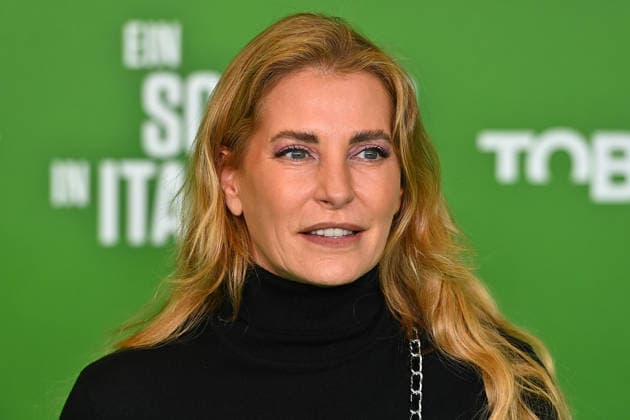 Giulia SIEGEL, Einzelbild,angeschnittenes Einzelmotiv,Portrait,Portraet. Premiere EIN SOMMER IN ITALIEN-WM 1990. am 16.03.20226 im Mathaeser Kino in Muenchen. Roter Teppich,Red Carpet.