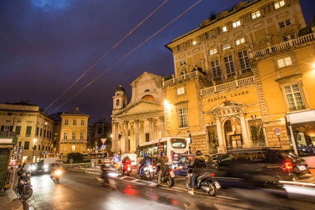 Historische Gebäude zur blauen Stunde in Genua, Ligurien, Italien. In der Altstadt von Genua