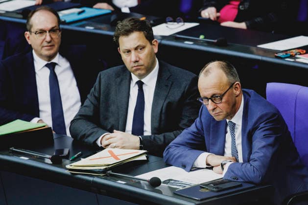 (R-L) Friedrich Merz (CDU), Bundeskanzler, Lars Klingbeil, Bundesminister der Finanzen, und Alexander Dobrindt (CSU), Bundesminister des Innern, aufgenommen im Rahmen der Debatte zur Regierungserklaerung im Deutschen Bundestag in Berlin, 18.03.2026. Berlin Deutschland Copyright: xFlorianxGaertnerx