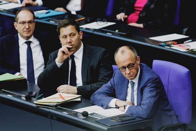 (R-L) Friedrich Merz (CDU), Bundeskanzler, Lars Klingbeil, Bundesminister der Finanzen, und Alexander Dobrindt (CSU), Bundesminister des Innern, aufgenommen im Rahmen der Debatte zur Regierungserklaerung im Deutschen Bundestag in Berlin, 18.03.2026. Berlin Deutschland Copyright: xFlorianxGaertnerx