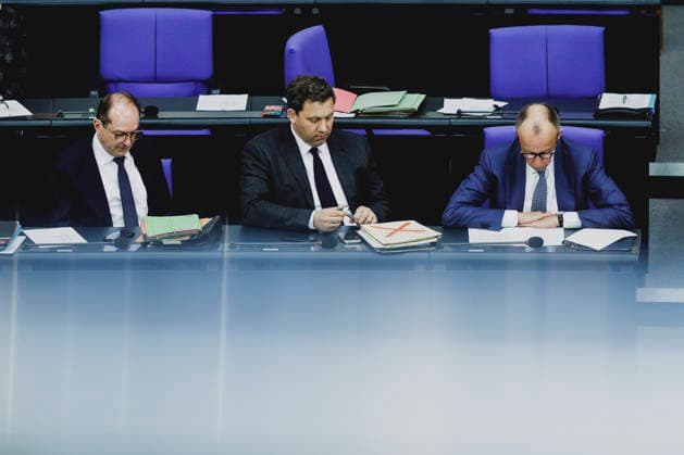 (R-L) Friedrich Merz (CDU), Bundeskanzler, Lars Klingbeil, Bundesminister der Finanzen, und Alexander Dobrindt (CSU), Bundesminister des Innern, aufgenommen im Rahmen der Debatte zur Regierungserklaerung im Deutschen Bundestag in Berlin, 18.03.2026. Berlin Deutschland Copyright: xFlorianxGaertnerx