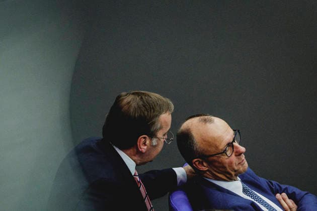 (R-L) Friedrich Merz (CDU), Bundeskanzler, und Boris Pistorius (SPD), Bundesminister der Verteidigung, aufgenommen im Rahmen der Debatte zur Regierungserklaerung im Deutschen Bundestag in Berlin, 18.03.2026. Berlin Deutschland Copyright: xFlorianxGaertnerx