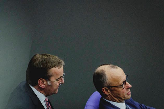 (R-L) Friedrich Merz (CDU), Bundeskanzler, und Boris Pistorius (SPD), Bundesminister der Verteidigung, aufgenommen im Rahmen der Debatte zur Regierungserklaerung im Deutschen Bundestag in Berlin, 18.03.2026. Berlin Deutschland Copyright: xFlorianxGaertnerx