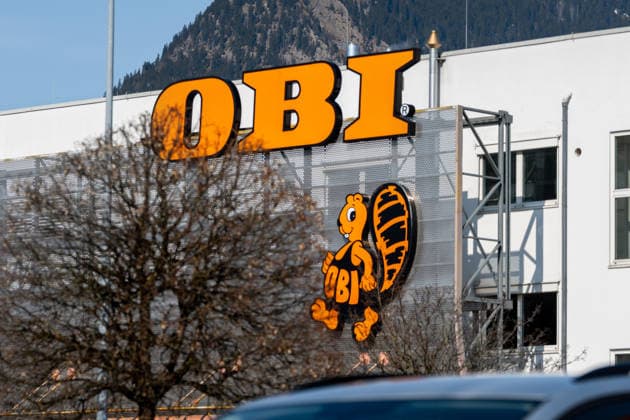 OBI Baumarkt Filiale mit großem Logo an der Fassade eines Gebäudes