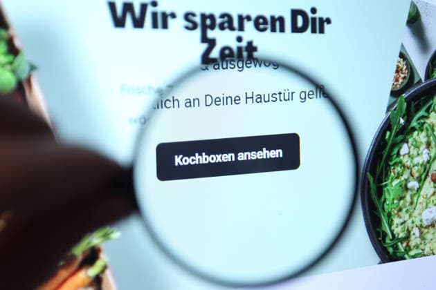 Auf einem Laptop wurde die Website der HelloFresh SE aufgerufen. Eine Lupe zeigt auf den Button, mit dem Kunden zu den Kochboxen geraten. Symbolbild Symbolfoto. Schnelsen Hamburg