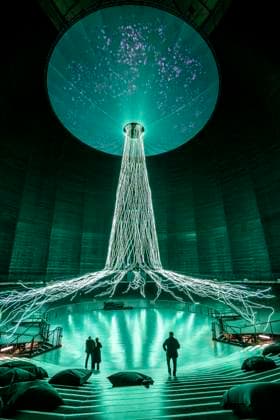Neue Ausstellung im Gasometer Oberhausen, Kunstskulptur Der Baum, 40 Meter hoch Lichtinstallation, zeigt mit Licht und Musik verschiedene Stadien eines Baumes, Ausstellung Mythos Wald, auf 3 Ebenen und mit mehreren Thematischen Kapiteln zeigt die Ausstellung die Diversität der Wälder der Welt mit Bildern, Videos und Exponaten, NRW, Deutschland, Mythos Wald Oberhausen