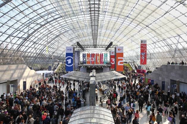 Leipzig, Sachsen, Deutschland, 19.03.2026: Messehalle: Leipziger Buchmesse: Besucher zum Start der Messe Copyright: xdtsxNachrichtenagenturx dts_111202