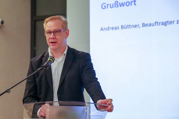 Oranienburg, 18. März 2026: Andreas Büttner, Antisemitismusbeauftragter des Landes Brandenburg, spricht bei der Veranstaltung Antisemitismus und Gedenkstätten in der Gedenkstätte Sachsenhausen (ehemaliges Konzentrationslager KZ Sachsenhausen). Anlass ist die Vorstellung der Publikation des Bundesverbands RIAS (Recherche- und Informationsstellen Antisemitismus e.V.) mit dem Titel ¦dass wir Verantwortung übernehmen, liegt in der Logik des Ortes, die antisemitismuskritische Zugänge für NS-Gedenkstätten thematisiert. Copyright: xAlonxDavidx