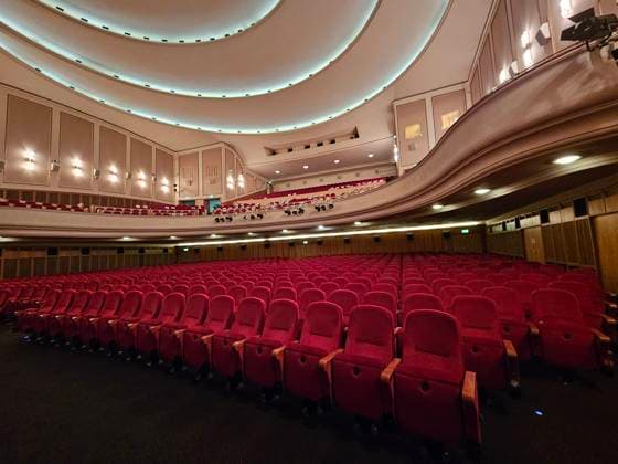 Feature Symbol: Kino Lichtburg in Essen 03 26 pp Das Essener Kino LICHTBURG im Oktober 2026 Deutschland deutsch deutsches Lichtspielhaus Filmtheater Saal Kinosaal Saal Sitzreihen Balkon Empore Rang Parkett german cinema quer innen