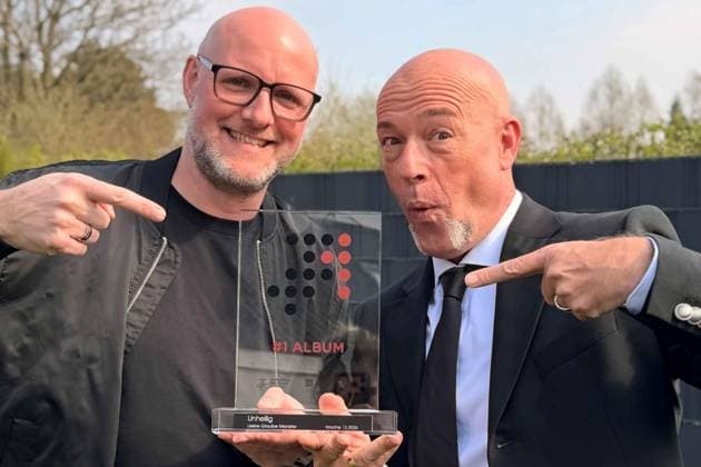 Deutschland, 20.03.2026: Der Graf und Henning Verlage (beide Unheilig) mit dem Nummer 1 Award der Offiziellen Deutschen Charts Copyright: xdtsxNachrichtenagenturx dts_111872