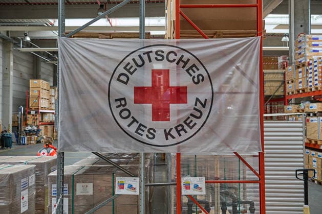 Logistikzentrum mit Hilfsguetern vom Deutschen Roten Kreuz (DRK) am Flughafen Berlin-Schoenefeld (Foto vom 20.03.2026). Fast 30 Tonnen Hilfsgueter auf mehr als 80 Paletten werden fuer die vom Krieg betroffenen Menschen im Libanon verladen. In Absprache mit dem Libanesischen Roten Kreuz (LRK) kann das DRK nun bedarfsgerechte Hilfsgueter auf den Weg bringen. Die Lieferung besteht aus Zelten, Planen, Decken, Kuechensets zum Kochen, Hygienesets, die u.a. Waschpulver, Seife und Zahnpasta umfassen. Der Transport wird u.a. aus Mitteln vom Belgischen Roten Kreuz Flandern materiell und finanziell unterstuetzt. EDITORIAL USE ONLY