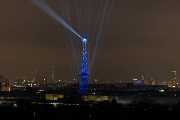 News Bilder des Tages Berlin feiert 100 Jahre Funkturm mit dem Motto What the Funk. Deutschland, Berlin am 20.03.2026: Mit einem spektakulären Lichterschow startet die Messe Berlin ihre Jubiläumskampagne. What the Funk feiert den 100. Geburtstag des Funkturms mit Lichtinszenierung.