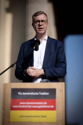 Gedenken 18. Maerz DEU, Deutschland, Germany, Berlin, 18.03.2026 Rede von Stefan Evers , Bürgermeister und Senator für Finanzen in Berlin am Platz des 18. Maerz auf der Kundgebung zum Gedenken an die Opfer der Maerzrevolution am 18 . März 1848 unter dem Motto Heraus zum 18. März vor dem Brandenburger Tor am Pariser Platz Berlin Deutschland Gedenktag Märzrevolution März en: Speech by Stefan Evers, Mayor and Senator for Finance in Berlin at the Platz of the 18 März to commemorate the victims of the March Revolution on 18 March 1848 in front of the Brandenburg Gate at Pariser Platz in Berlin Germany