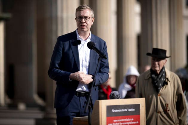 Gedenken 18. Maerz DEU, Deutschland, Germany, Berlin, 18.03.2026 Rede von Stefan Evers , Bürgermeister und Senator für Finanzen in Berlin am Platz des 18. Maerz auf der Kundgebung zum Gedenken an die Opfer der Maerzrevolution am 18 . März 1848 unter dem Motto Heraus zum 18. März vor dem Brandenburger Tor am Pariser Platz Berlin Deutschland Gedenktag Märzrevolution März en: Speech by Stefan Evers, Mayor and Senator for Finance in Berlin at the Platz of the 18 März to commemorate the victims of the March Revolution on 18 March 1848 in front of the Brandenburg Gate at Pariser Platz in Berlin Germany