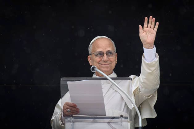 ITALY - POPE LEO XIV WAVES RO THE CROWD FROM THE WINDOW OF THE APOSTOLIC PALACE OVERLOOKING ST PETER S SQUARE DURING THE ANGELUS PRAYER AT THE VATICAN- 2026 3 22 Italy, Rome, Vatican, 2026 3 22.Pope Leo XIV waves to the crowd from the window of the apostolic palace overlooking St. Peter s square during the Angelus prayer in the Vatican EDITORIAL USE ONLY - NO BOOKS Copyright: xVATICANxMEDIAx