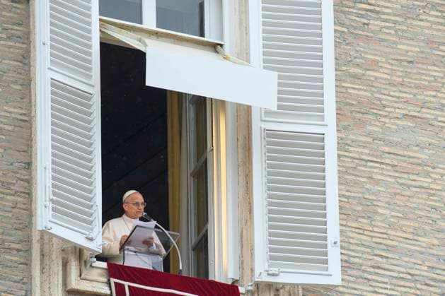 ITALY - POPE LEO XIV WAVES RO THE CROWD FROM THE WINDOW OF THE APOSTOLIC PALACE OVERLOOKING ST PETER S SQUARE DURING THE ANGELUS PRAYER AT THE VATICAN- 2026 3 22 Italy, Rome, Vatican, 2026 3 22.Pope Leo XIV waves to the crowd from the window of the apostolic palace overlooking St. Peter s square during the Angelus prayer in the Vatican EDITORIAL USE ONLY - NO BOOKS Copyright: xVATICANxMEDIAx