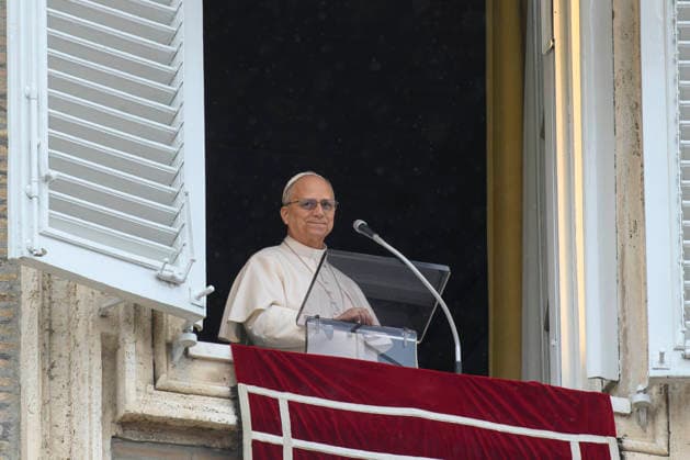 ITALY - POPE LEO XIV WAVES RO THE CROWD FROM THE WINDOW OF THE APOSTOLIC PALACE OVERLOOKING ST PETER S SQUARE DURING THE ANGELUS PRAYER AT THE VATICAN- 2026 3 22 Italy, Rome, Vatican, 2026 3 22.Pope Leo XIV waves to the crowd from the window of the apostolic palace overlooking St. Peter s square during the Angelus prayer in the Vatican EDITORIAL USE ONLY - NO BOOKS Copyright: xVATICANxMEDIAx