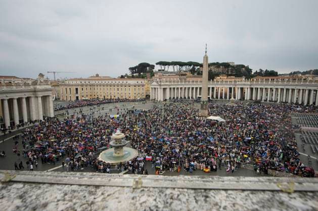 ITALY - POPE LEO XIV WAVES RO THE CROWD FROM THE WINDOW OF THE APOSTOLIC PALACE OVERLOOKING ST PETER S SQUARE DURING THE ANGELUS PRAYER AT THE VATICAN- 2026 3 22 Italy, Rome, Vatican, 2026 3 22.Pope Leo XIV waves to the crowd from the window of the apostolic palace overlooking St. Peter s square during the Angelus prayer in the Vatican EDITORIAL USE ONLY - NO BOOKS Copyright: xVATICANxMEDIAx