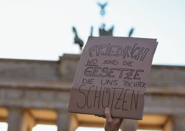 News Bilder des Tages 22.03.2026, xlakx, Demonstration, Gegen sexualisierte digitale Gewalt Solidarität mit allen Opfern v.l. Ein Plakat mit der Aufschrift Friedrich wo sind die Gesetzte die uns Töchter schützen bei der Demonstration in Berlin. Berlin