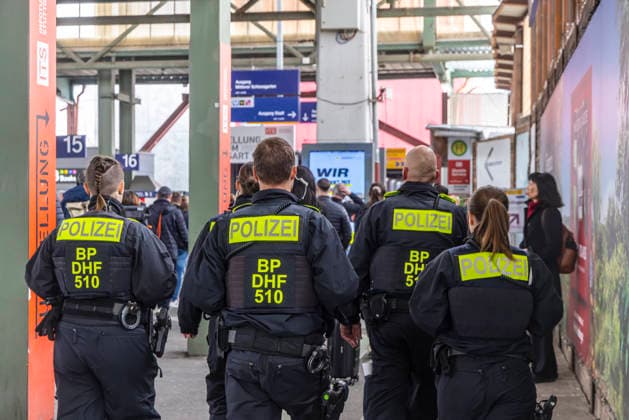 Hauptbahnhof Stuttgart. Polizisten sorgen für Sicherheit. 21.03.2026, Stuttgart, Baden-Württemberg, Deutschland