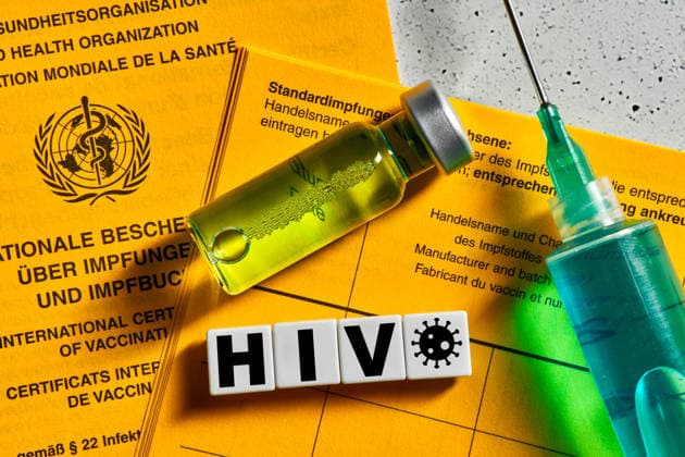 FOTOMONTAGE, Der Schriftzug HIV vor Impfausweis, Impfstoff und Spritze symbolisiert die weltweite Forschung an einem HIV-Impfstoff. Trotz Fortschritten in Therapie und Prävention bleibt die Entwicklung eines wirksamen Schutzes eine zentrale Herausforderung.