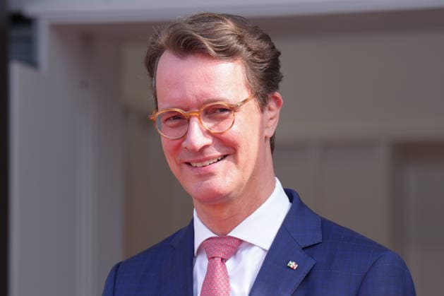 NRW Ministerpraesident Wuest begruesst Koenigin SIlvia von Schweden NRW Ministerpraesident Hendrik Wuest im Portrait vor der NRW Staatskanzlei in, Duesseldorf, 23.03.2026 Duesseldorf NRW Deutschland