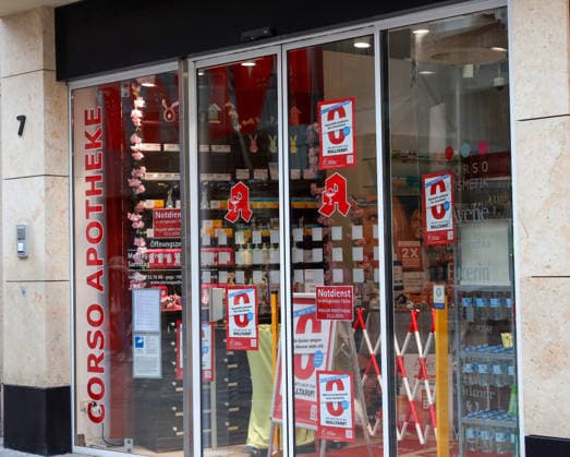 23.03.2026, Deutschland, NRW, Gesundheitswesen, Apotheken, Apothekensterben, Geschlossene Apotheke in Dortmund, bundesweiter Protesttag, Protest, Protestplakate, Apotheker-Honorare, Vergütung, Apotheken-Sterben, Schliessungen, Deutschland Copyright: xD.xKerlekin SnowfieldxPhotographyx SF230326ApothekeD8