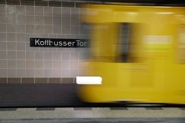 U-Bahnlinie U8 in Berlin ** NUR FÜR REDAKTIONELLE ZWECKE ** EDITORIAL USE ONLY **<p>Eine U-Bahn U8 fährt ab am Bahnhof Kottbusser Tor. Deutschland Berlin Berlin Copyright: JörgxCarstensen