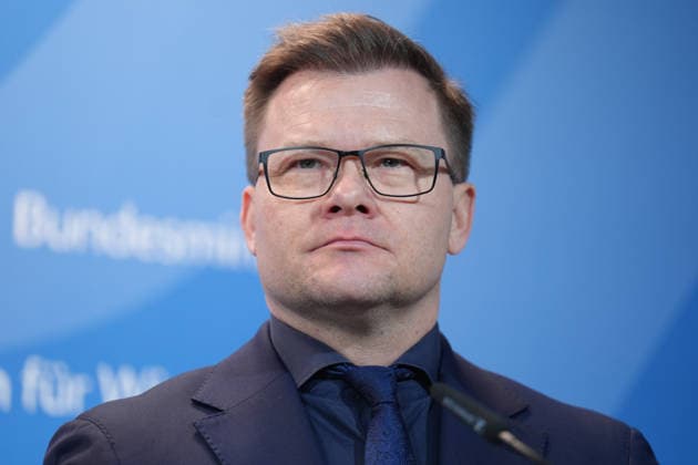 Pressekonferenz zur Vorstellung der Chemieagenda mit Wirtschaftsministerin Reiche Carsten Schneider, Bundesminister für Umwelt, Klimaschutz, Naturschutz und nukleare Sicherheit im Portrait bei der Pressekonferenz zur Vorstellung der Chemieagenda im Bundesministerium fuer Wirtschaft und Energie, Berlin , 26.03.2026 Berlin Berlin Deutschland