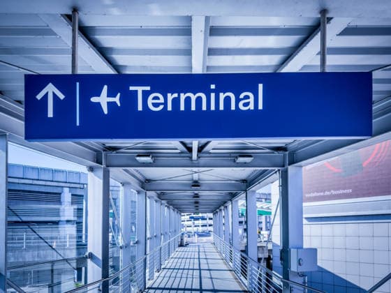 Düsseldorf Flughafen, Nordrhein-Westfalen, Deutschland, Europa, Flughafen, Terminal-Beschilderung, Wegweiser, Symbol Flugzeug, Richtungspfeil, Innenansicht, Architektur, Gang, Perspektive, Linienführung, Infrastruktur, Luftverkehr, Mobilität, Reise, Orientierungssystem, Leitsystem, Beschilderung, modern, Stahlkonstruktion, Glas, Vodafone Werbung, Wirtschaft, Transport Düsseldorf Nordrhein-Westfalen Deutschland Copyright: xJOERANxSTEINSIEKx