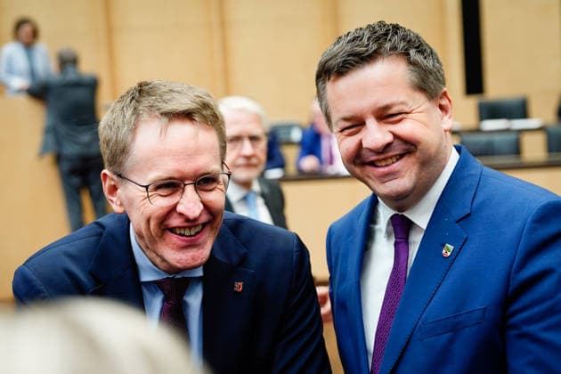 Bundesrat, 1063. Plenarsitzung Daniel Guenther (CDU) Ministerpraesident von Schleswig-Holstein gemeinsam mit Sven Schulze (CDU) Ministerpraesident von Sachsen-Anhalt gut gelaunt im Plenarsaal im Vorfeld der 1063.. Bundesratssitzung, Berlin, 27.03.2026 Berlin Berlin Deutschland