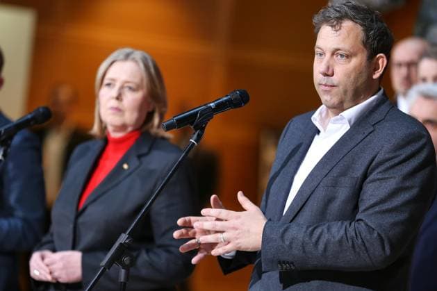 Berlin, Deutschland, 27.03.2026: Willy-Brandt-Haus: SPD-Krisensitzung: SPD-Chefin und Bundesministerin für Arbeit und Soziales Bärbel Bas (SPD) und SPD-Chef und Bundesminister der Finanzen Lars Klingbeil (SPD) auf einer Pressekonferenz. Zuvor ist das Präsidium im erweiterten Kreis zu einer Sondersitzung zusammengekommen. Daran nahmen auch Bundesminister, Ministerpräsidenten, Vertreter der Fraktion, SPD-Spitzenkandidaten und ausgewählte Vertreter aus der SPD-Kommunalpolitik teil. Copyright: xdtsxNachrichtenagenturx dts_113765