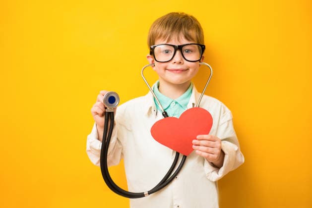 Niedlicher Junge im Arztkittel mit Stethoskop und Herz in der Hand auf gelbem Hintergrund. Leerzeichen kopieren Cute child boy in doctor s uniform with stethoscope and heart in hand on yellow background. Copy space (License=RF) ,model released, Symbolfoto Copyright: xZoonar.com IrinaxPavlovax 24827080 ,model released, Symbolfoto ,property released