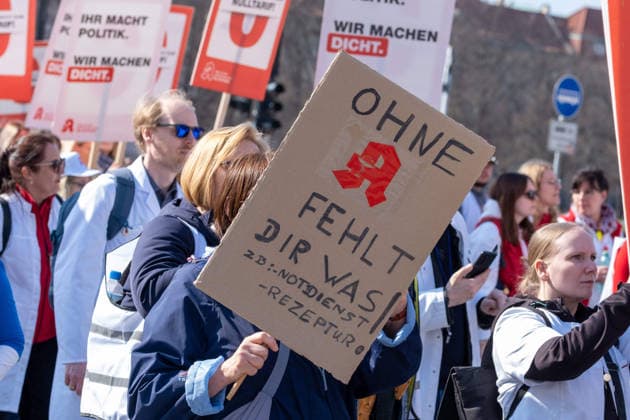 Unter dem Motto Uns gibt s nicht zum Niulltarif protestieren in Berliner mehrere tausend Apotheker. Die Apotheken fordern höhere Honorare und befürchten ein unzureichenden Medikamentenversorgung, wenn die derzeitige Schließungswelle weiter anhält. Under the slogan We won t work for free, several thousand pharmacists are protesting in Berlin. The pharmacies are demanding higher fees and fear that the supply of medications will be insufficient if the current wave of closures continues. Apotheken-Protest in Berlin und Brandenburg