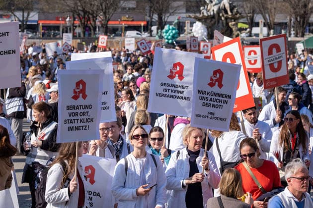 Unter dem Motto Uns gibt s nicht zum Niulltarif protestieren in Berliner mehrere tausend Apotheker. Die Apotheken fordern höhere Honorare und befürchten ein unzureichenden Medikamentenversorgung, wenn die derzeitige Schließungswelle weiter anhält. Under the slogan We won t work for free, several thousand pharmacists are protesting in Berlin. The pharmacies are demanding higher fees and fear that the supply of medications will be insufficient if the current wave of closures continues. Apotheken-Protest in Berlin und Brandenburg