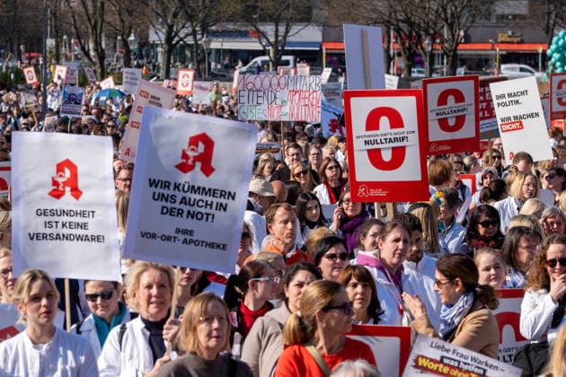 Unter dem Motto Uns gibt s nicht zum Niulltarif protestieren in Berliner mehrere tausend Apotheker. Die Apotheken fordern höhere Honorare und befürchten ein unzureichenden Medikamentenversorgung, wenn die derzeitige Schließungswelle weiter anhält. Under the slogan We won t work for free, several thousand pharmacists are protesting in Berlin. The pharmacies are demanding higher fees and fear that the supply of medications will be insufficient if the current wave of closures continues. Apotheken-Protest in Berlin und Brandenburg