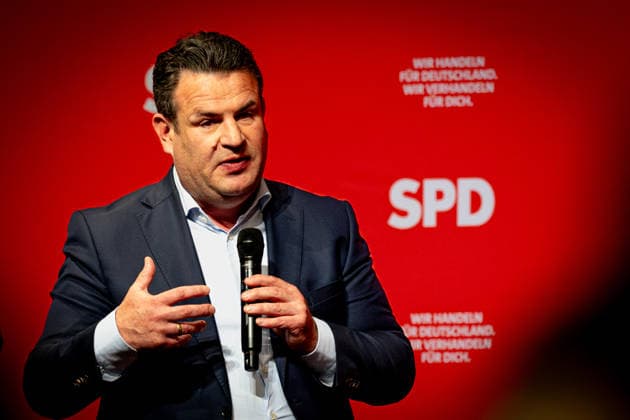 26.04.2025, Hubertus Heil (SPD). 26.04.2025, Die Sozialdemokraten werben für die Zustimmung zum Koalitionsvertrag an der Parteibasis in Nordhessen. Die Parteispitze besucht Baunatal und beantwortet Fragen zur zukünftigen Regierungsarbeit, benennt Schwerpunkte und gibt einen Einblick in die Gespräche mit CDU und CSU. Baunatal Hessen Deutschland